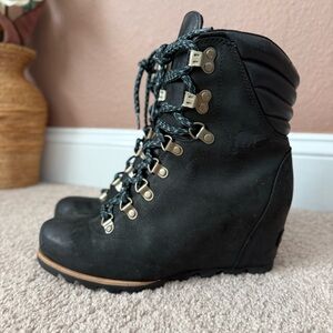 Sorel Black Lace Up Wedge Boots New Condition